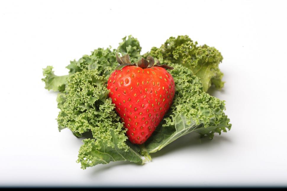 Free Image of Strawberry and Kale 