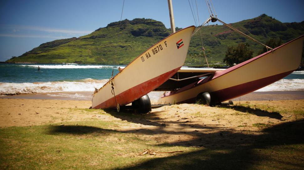 Free Image of Hawaiian Boat by the Ocean 
