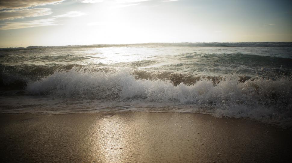 Free Image of Waves Crash Into the Camera 