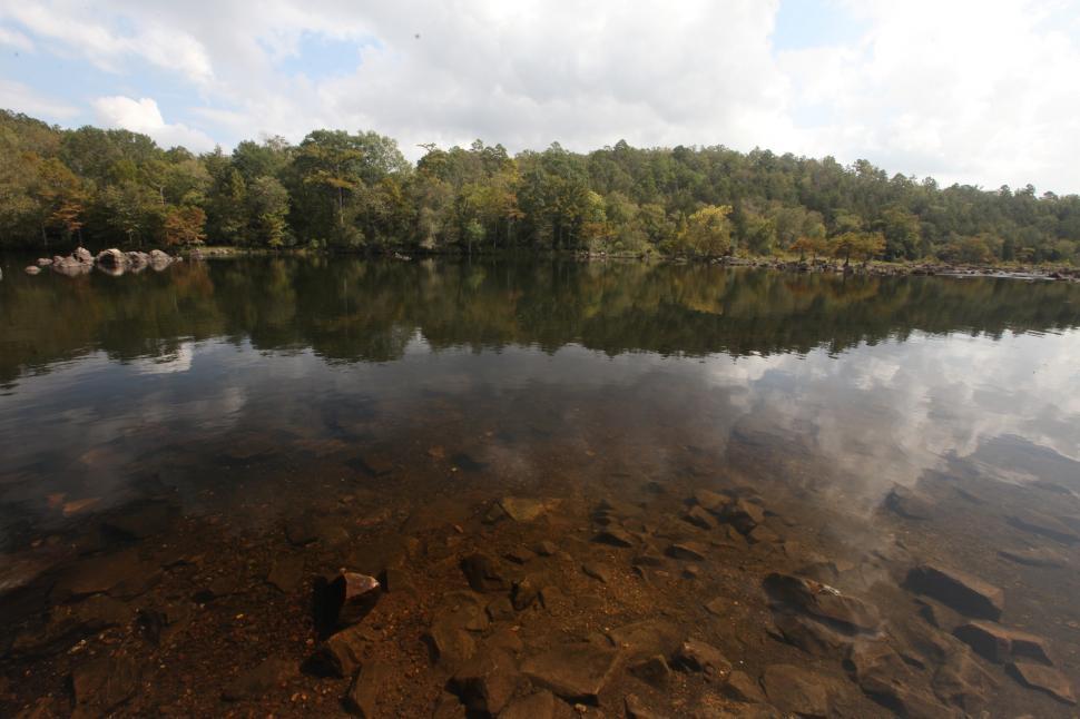 Free Image of River scene with clear water 