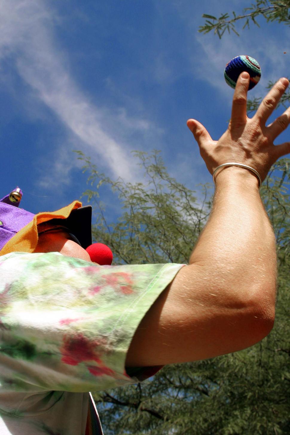 Free Image of Juggler catches ball 