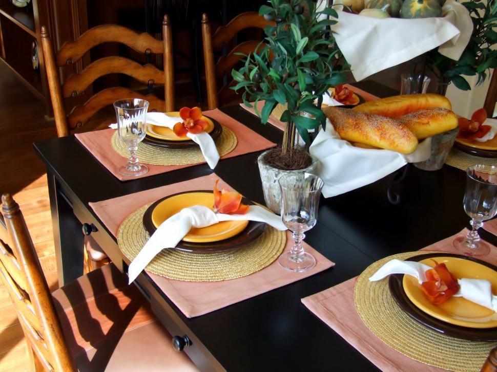 Free Image of Dining Rooms and Place Settings 