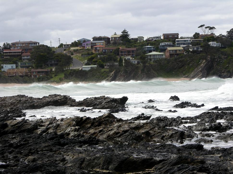 Free Image of Breaking waves 