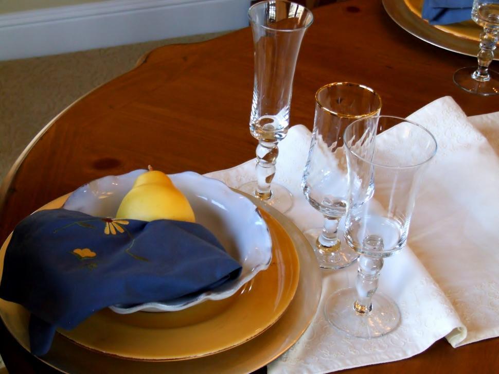 Free Image of Dining Rooms and Place Settings 