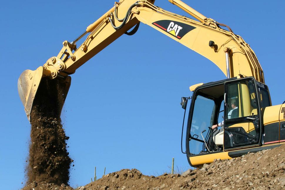 Free Image of Large digger moving dirt 