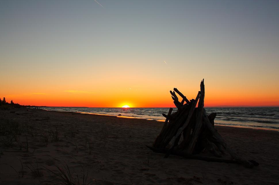 Free Image of as the sun drops 