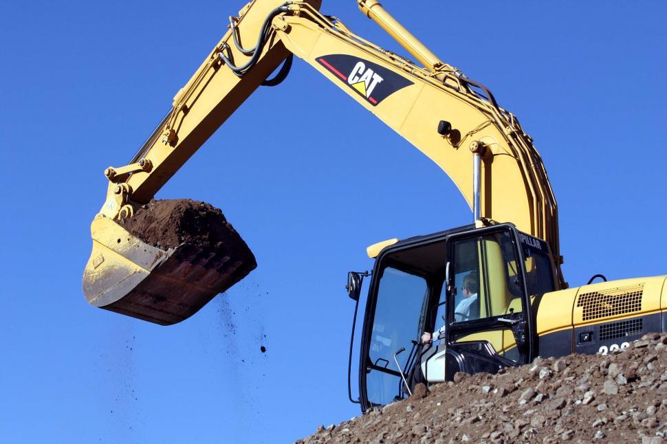 Free Image of Excavator with bucket of dirt 
