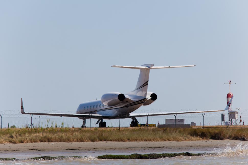 Free Image of Airplane 
