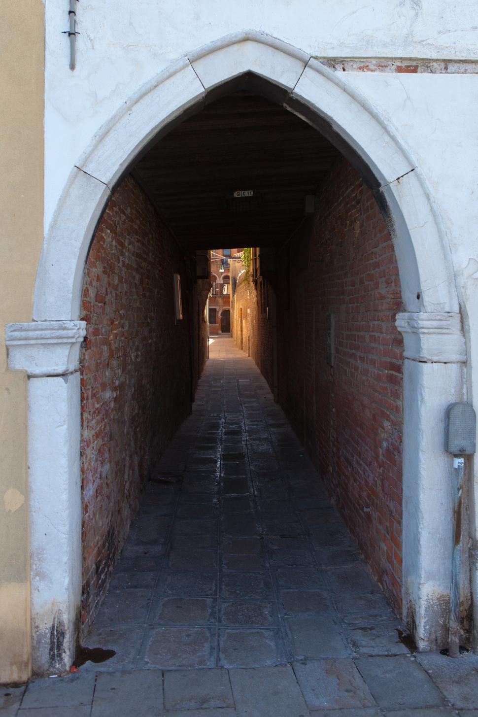 Free Image of Alleyway 