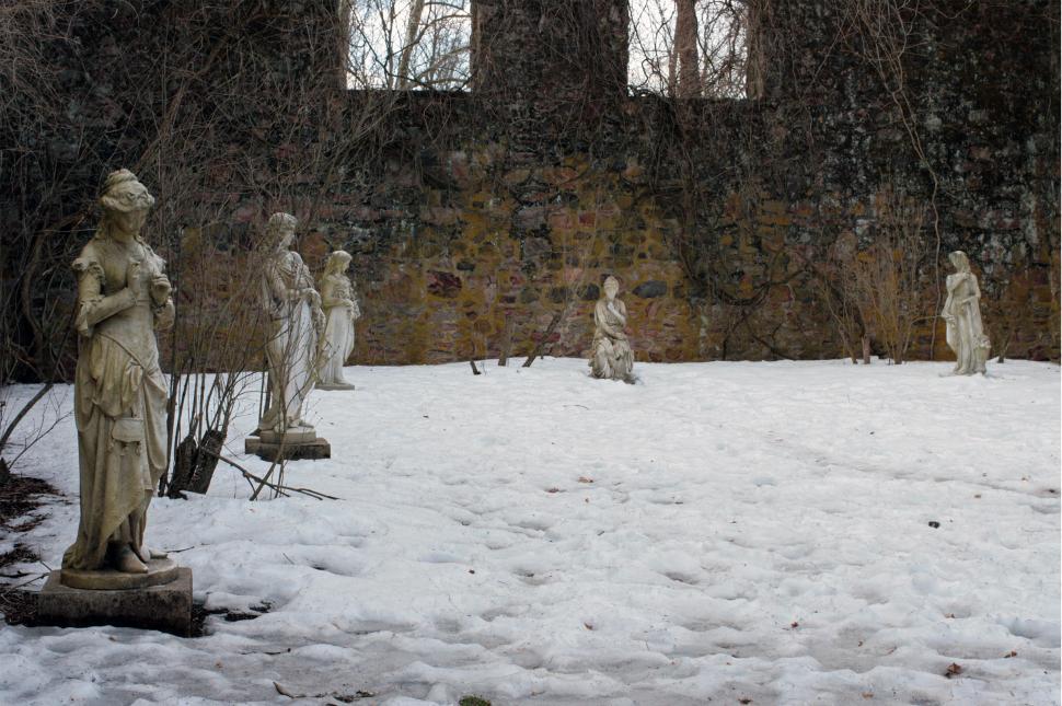 Free Image of Statue in Ruins  