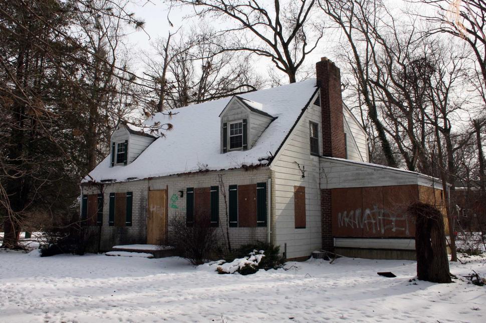 Free Image of Abondoned House 