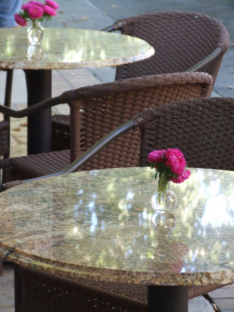 Free Image of Outside Dinning 