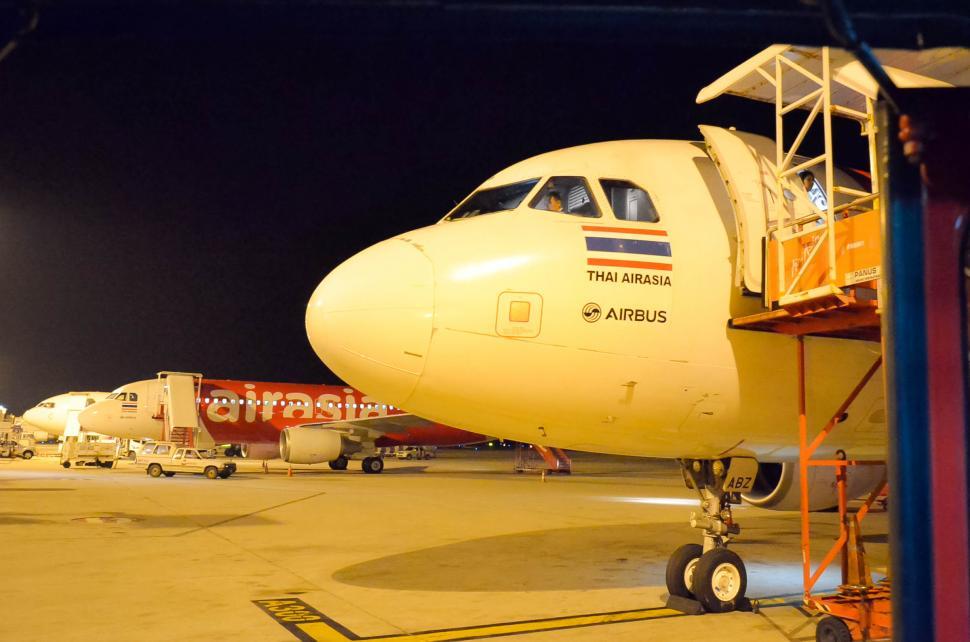 Free Image of Plane parking 