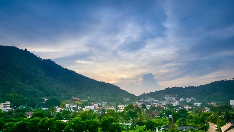 Free Image of Resort on the mountain 