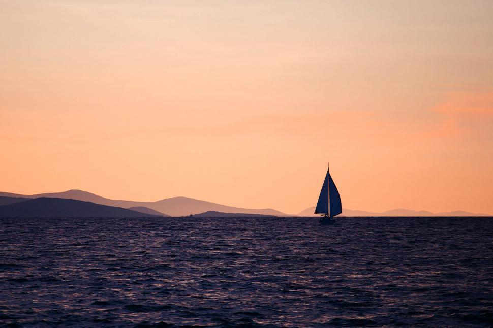 Free Image of Sailing 