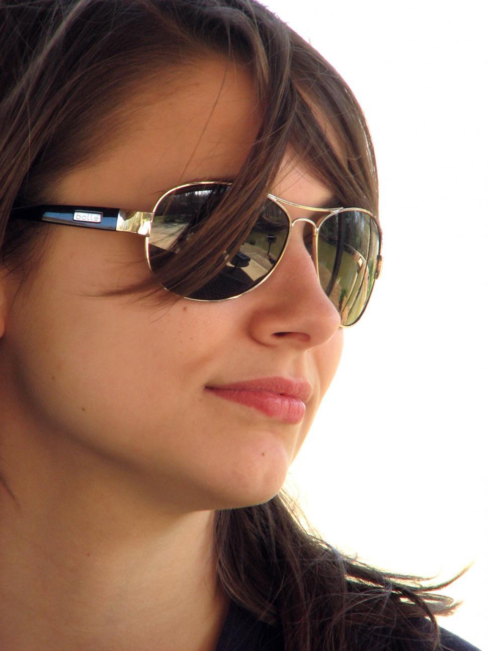 Free Image of Close-up portrait of a beautiful girl wearing sunglasses 