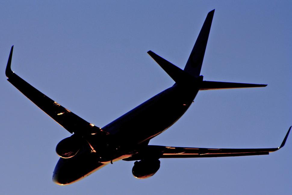 Free Image of A commercial jetliner taking off 
