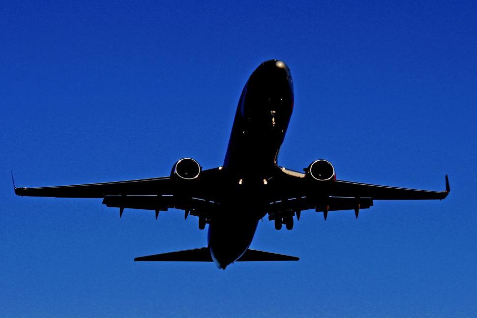 Free Image of Airplane landing 