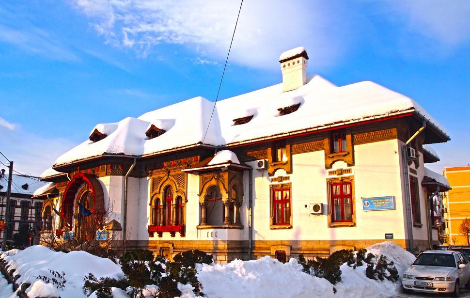 Free Image of Beautiful wooden cottage in winter 