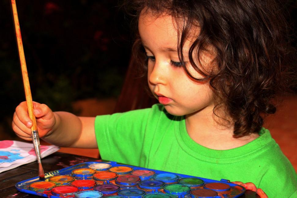 Free Image of Child with brush painting with aquarel 