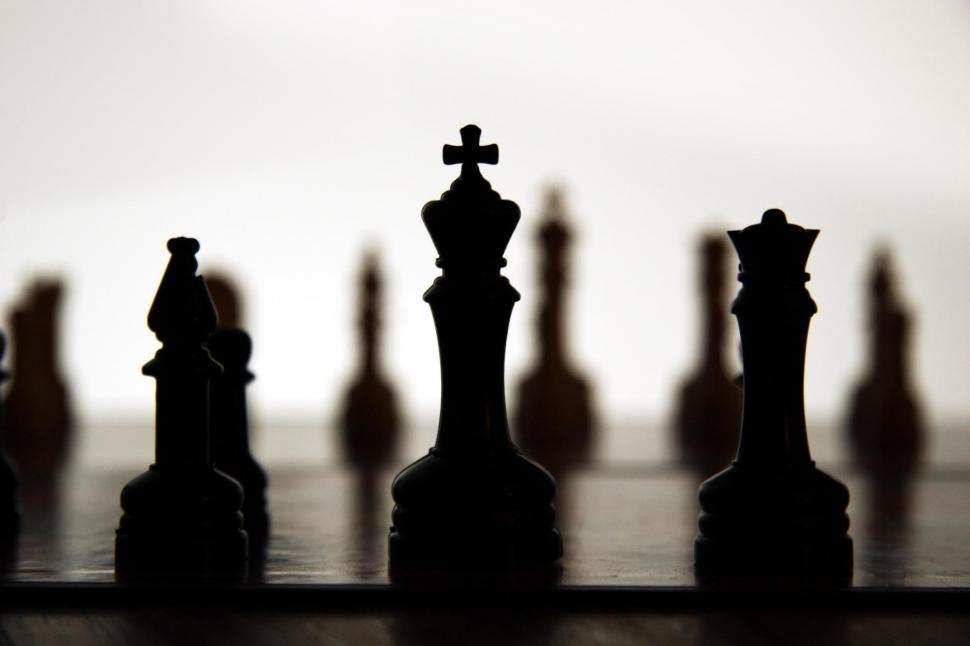 Free Image of Silhouettes of the king and queen 