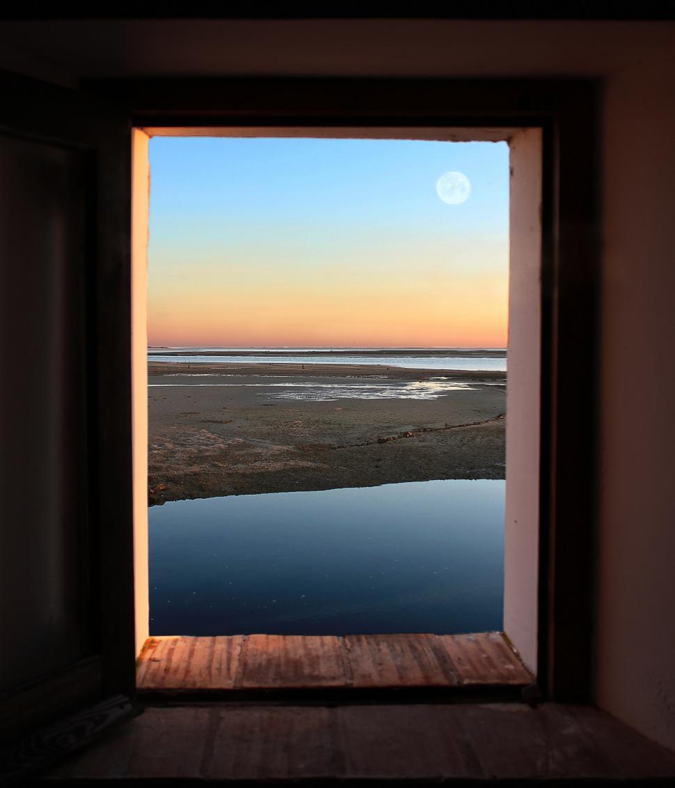 Free Image of Window onto the end of the day - closeup 