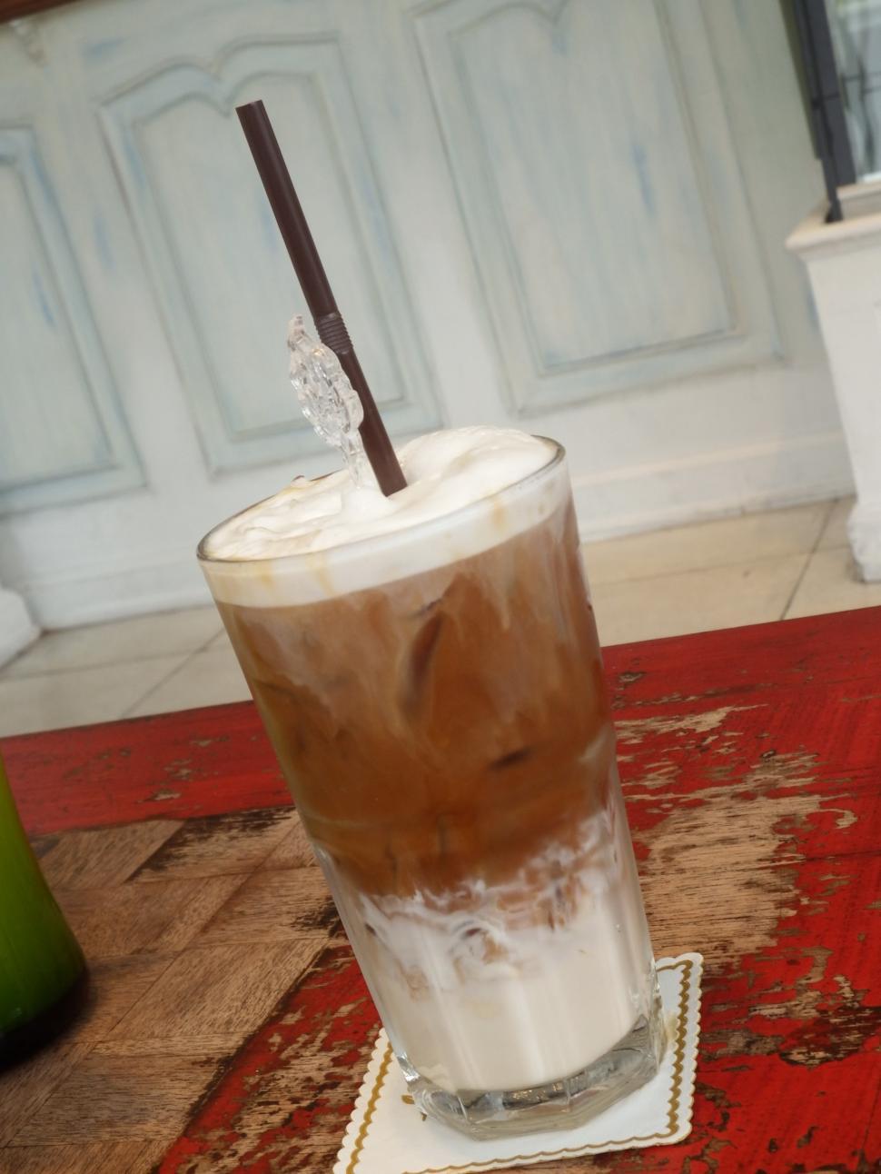 Free Image of Creamy Iced Latte 