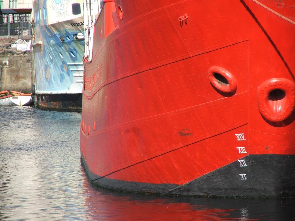 Free Image of boats and swans 
