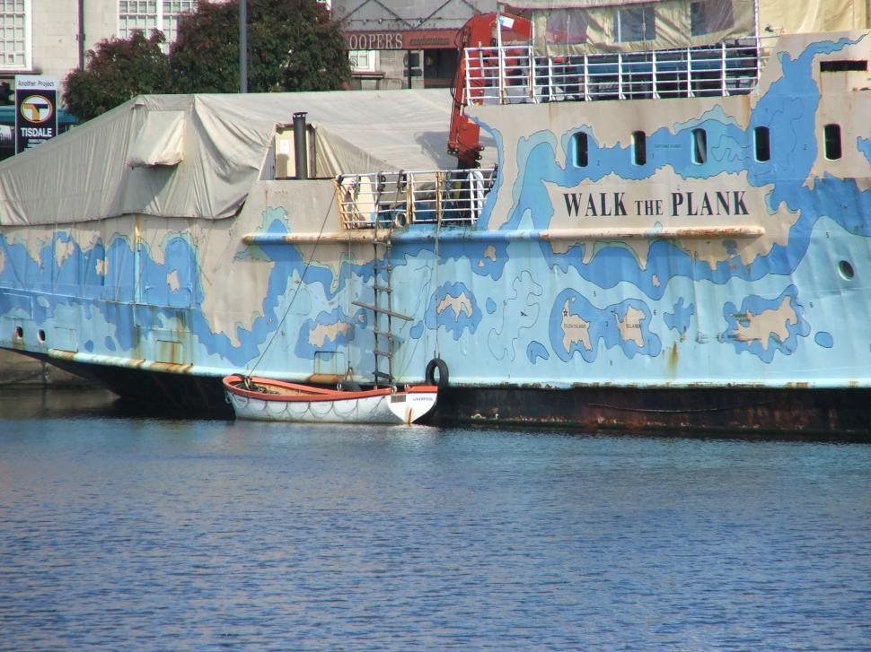 Free Image of boats and swans 