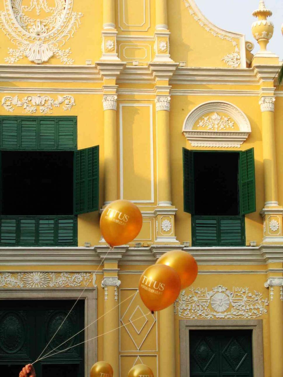 Free Image of Balloon over church 