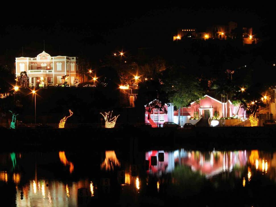 Free Image of Reflection of houses over lake 