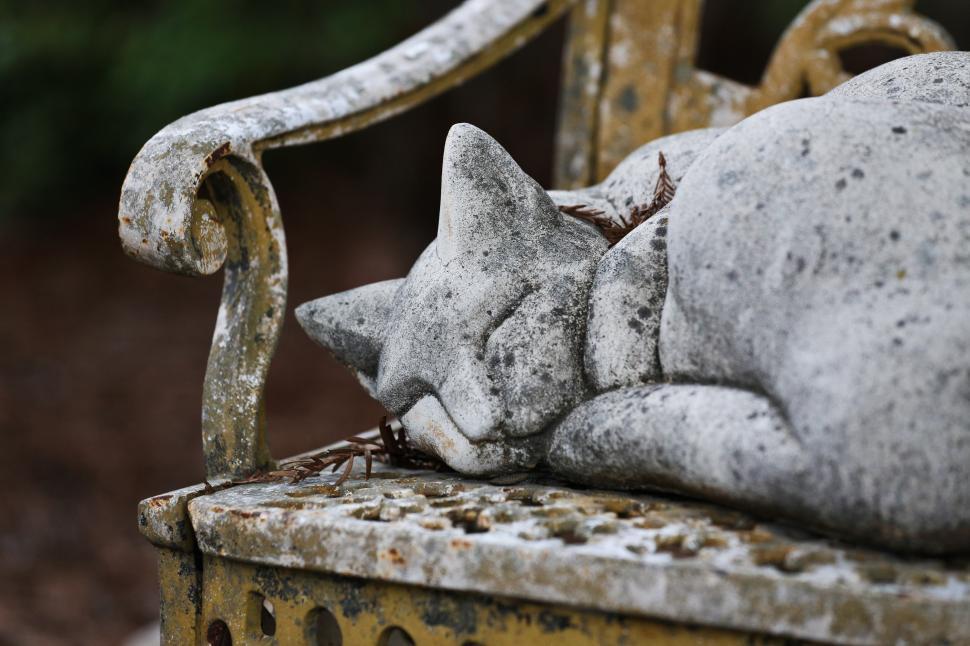 Free Image of Cat Sculpture 