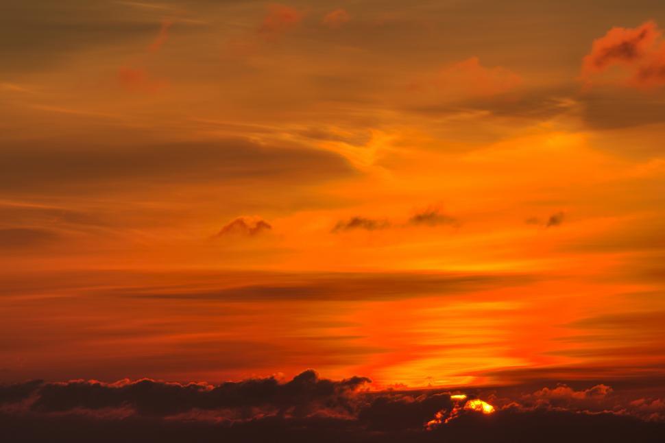 Free Image of Sun and clouds 