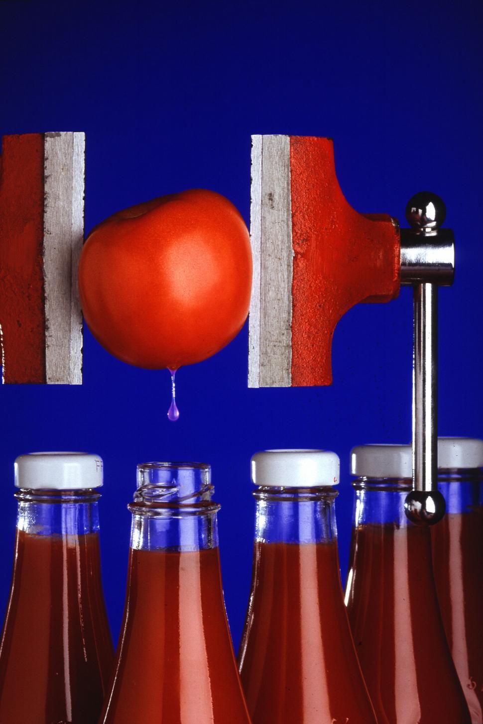Free Image of Tomato in a vise 