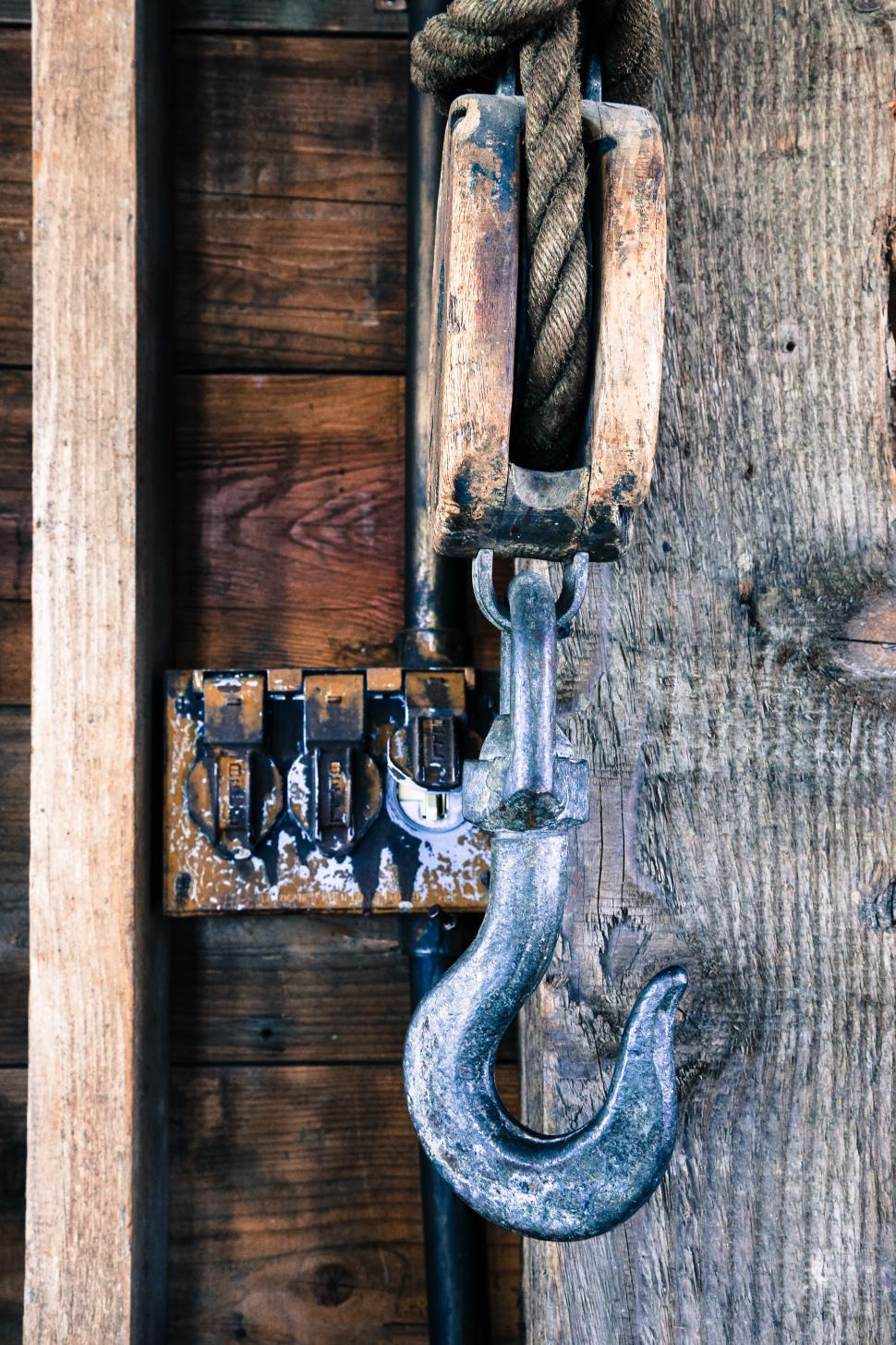 Free Image of Hook on pulley 