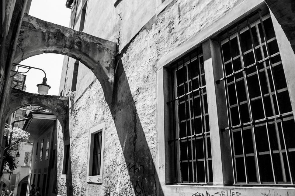 Free Image of Courtyard Arches 