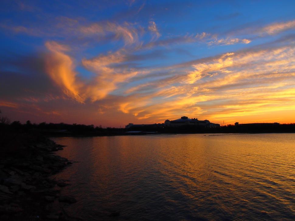 Free Image of Beautiful orange and blue sunset 