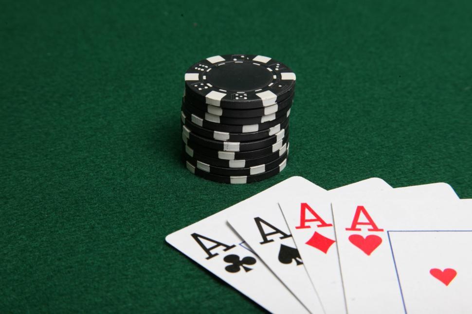 Free Image of Black poker chips and 4 aces 