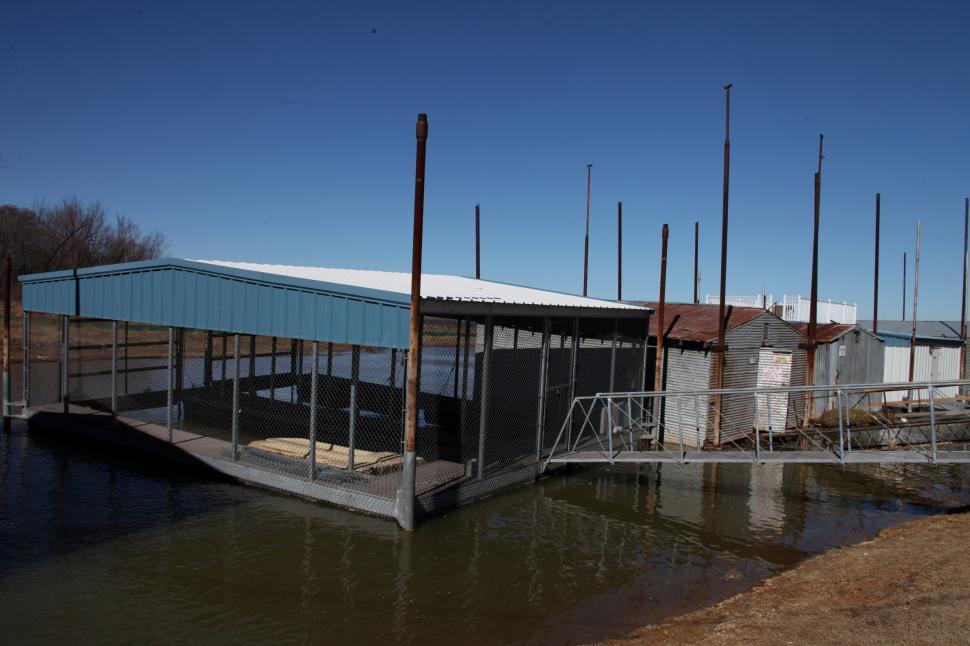 Free Image of Docks on a lake 