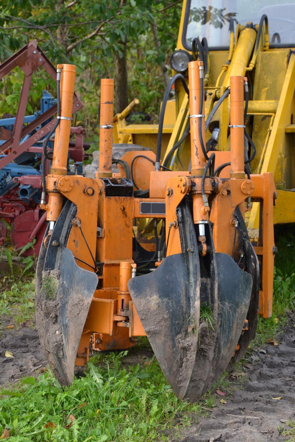 Free Image of Hydraulic tree transplanting spades 