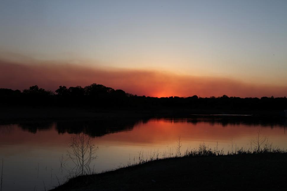Free Image of Orange sunset over lake 