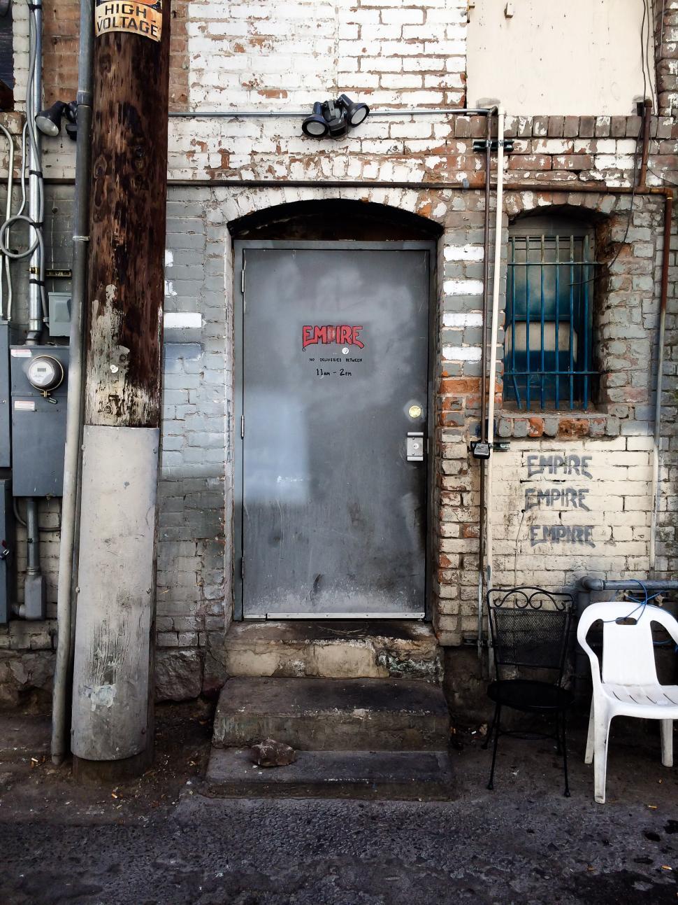 Free Image of Alley back door 