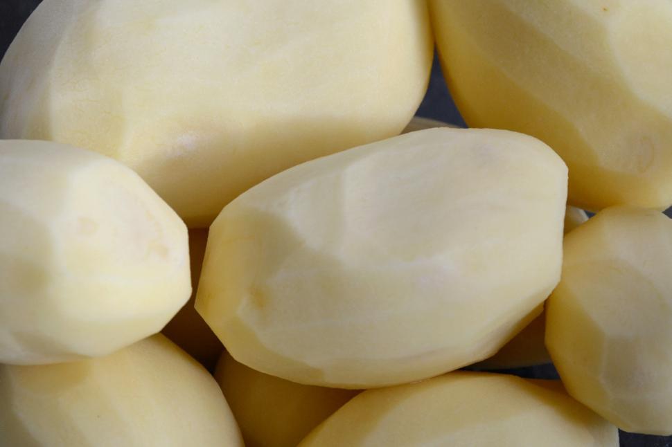 Free Image of Peeled potatoes 