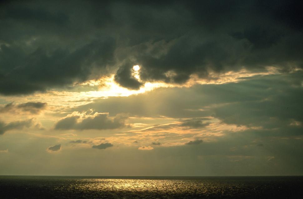Free Image of Sunlight Spot in Water 