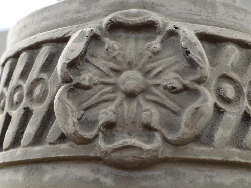 Free Image of Stone Flower Design 