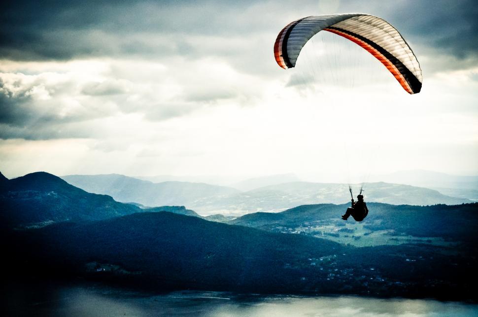 Free Image of Paragliding in sky 