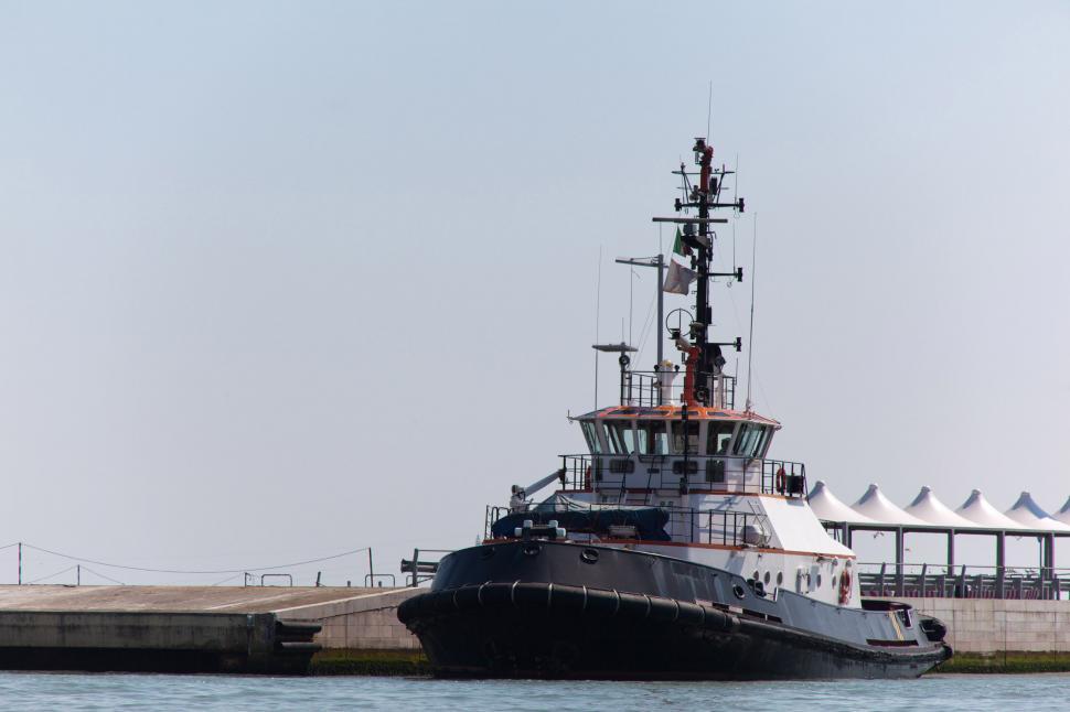 Free Image of Tug boat at dock 