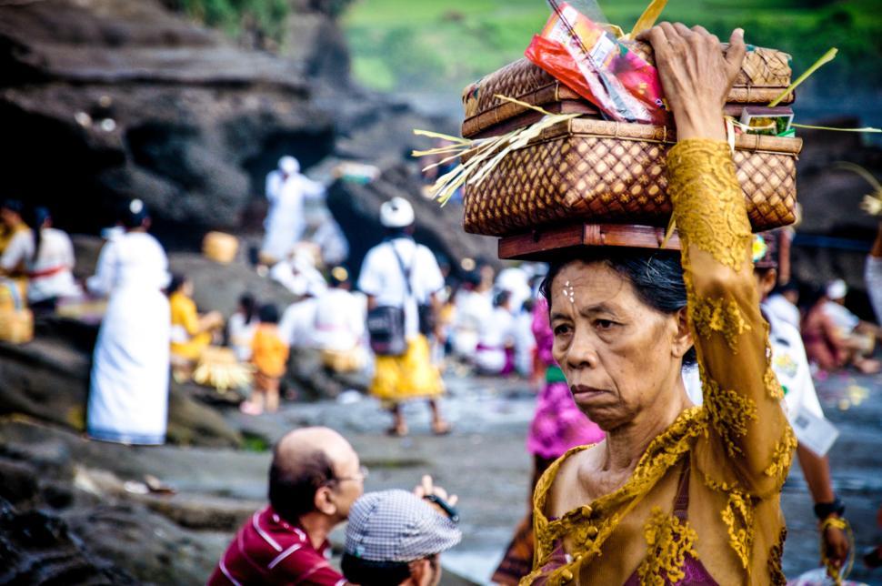 Free Image of Portrait of a balinese woman with a basket 