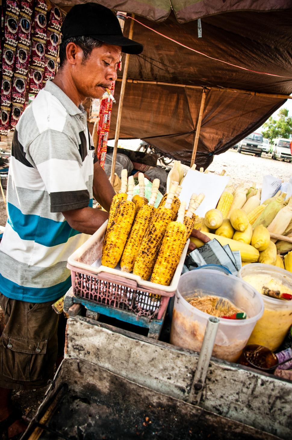 Free Image of street vendor selling corn on the street 