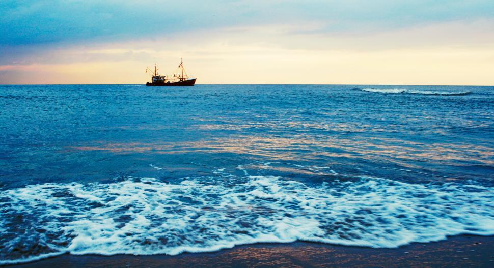 Free Image of Ocean sunset with boat 